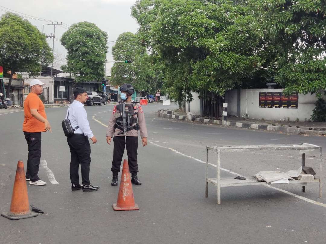 Aparat keamanan dengan senjata lengkap menutup jalan arah Asrama Brimob Jalan Gresik, Kota Surabaya, pada Senin 4 Maret 2024. (Foto: Fariz Yarbo/ngopibareng.id)