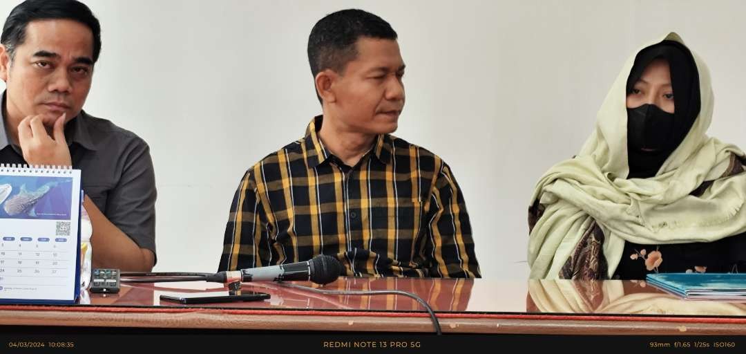 Suyanti, ibu korban penganiayaan santri datang ke Kediri didampingi kuasa hukum dan pimpinan perusahaan radio di Kediri. (Foto: Fendhy Lesmana/Ngopibareng.id)