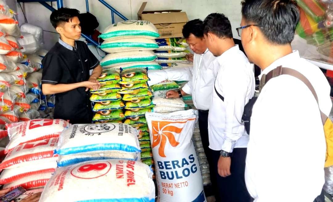 Penjual bahan sembako di Bondowoso saat ini mendapat jatah menjual beras Bulog dalam karung berisi 50 kg dan bukan beras SPHP kemasan 5 kg diminati masyarakat. (Foto: Guido/Ngopibareng.id)