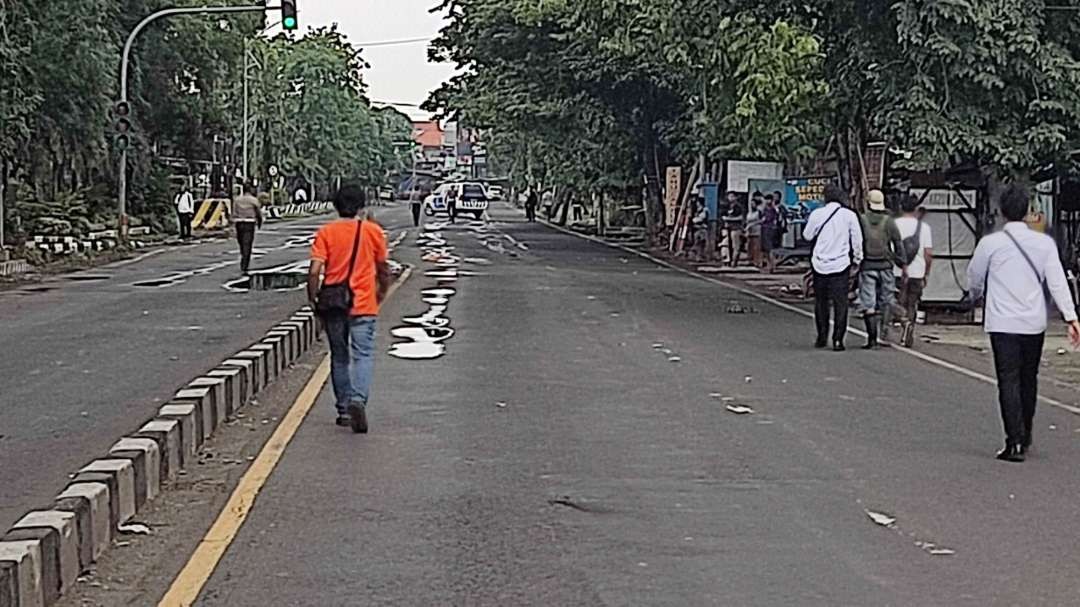 Aparat kepolisian melakukan proses penyelidikan ledakan bom di Mako Brimob Polda Jatim, Jalan Gresik, Surabaya, Senin 4 Maret 2024. (Foto: Fariz Yarbo/Ngopibareng.id)