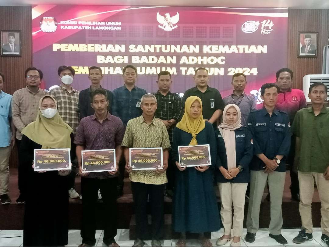 Ahli waris anggota KPPS Pemilu 2024 di Lamongan saat menerima santunan (Ket Foto : Istimewa)