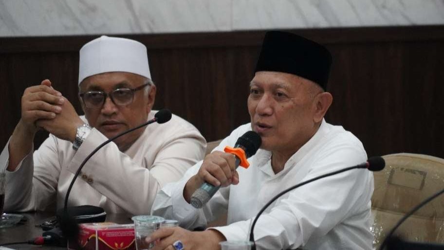 Ketua Pengurus Wilayah Nahdlatul Ulama (PWNU) Jawa Timur, KH. Abdul Hakim Mahfudz, bersama KH Idris Hamid dari Pasuruan. (Foto: dok/ngopibareng.id)