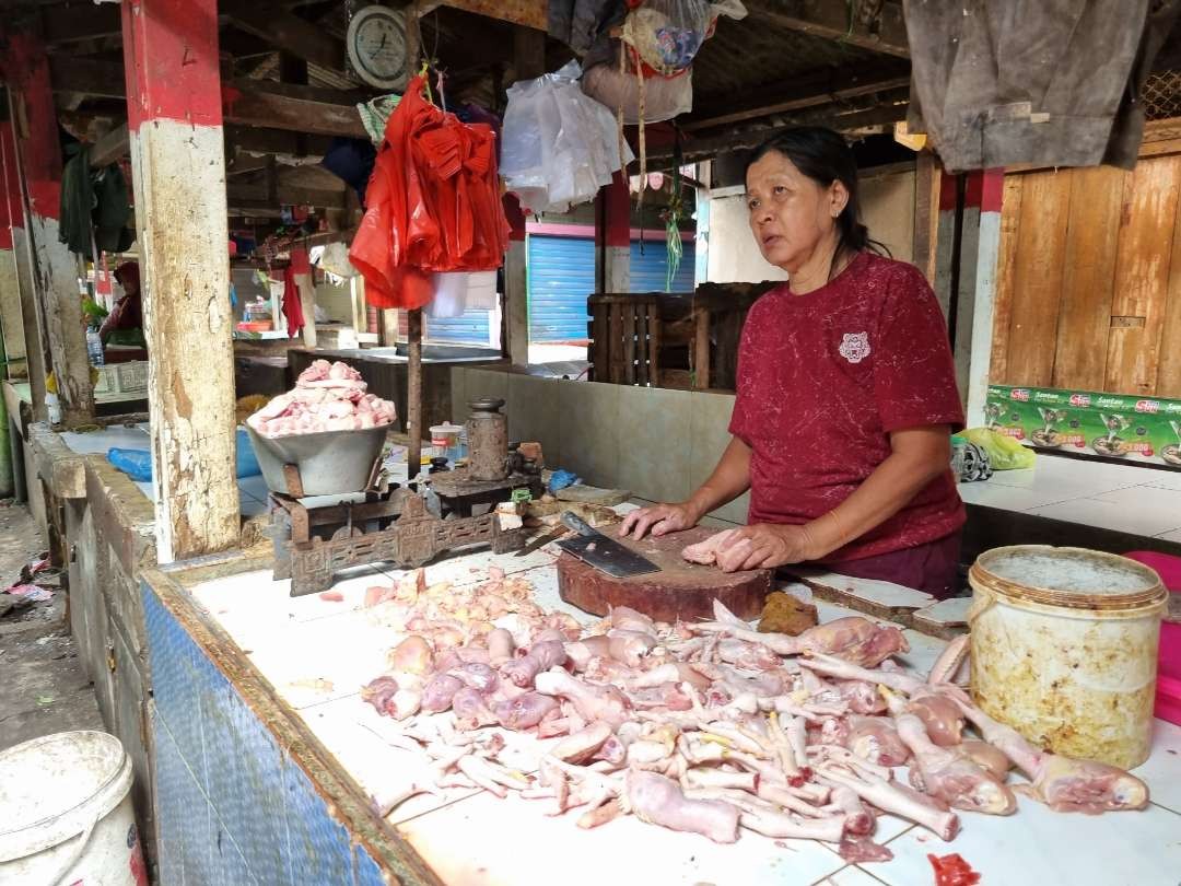 Pedagang ayam di Pasar Pucang Surabaya yang mengeluh harga semakin naik. (Foto: Pita Sari/Ngopibareng.id)