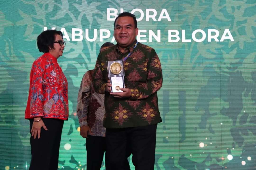 Bupati Blora menerima penghargaan Adipura (foto: Humas Pemkab Blora)