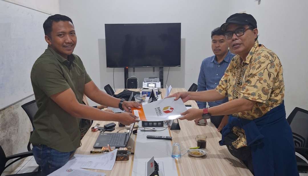 Caleg PSI Kota Malang Dapil 5 Lowokwaru Jose Rizal Joesoef (kanan) saat melaporkan Ketua dan Anggota PPK Lowokwaru ke Bawaslu Kota Malang, pada Senin sore, 4 Maret 2024.