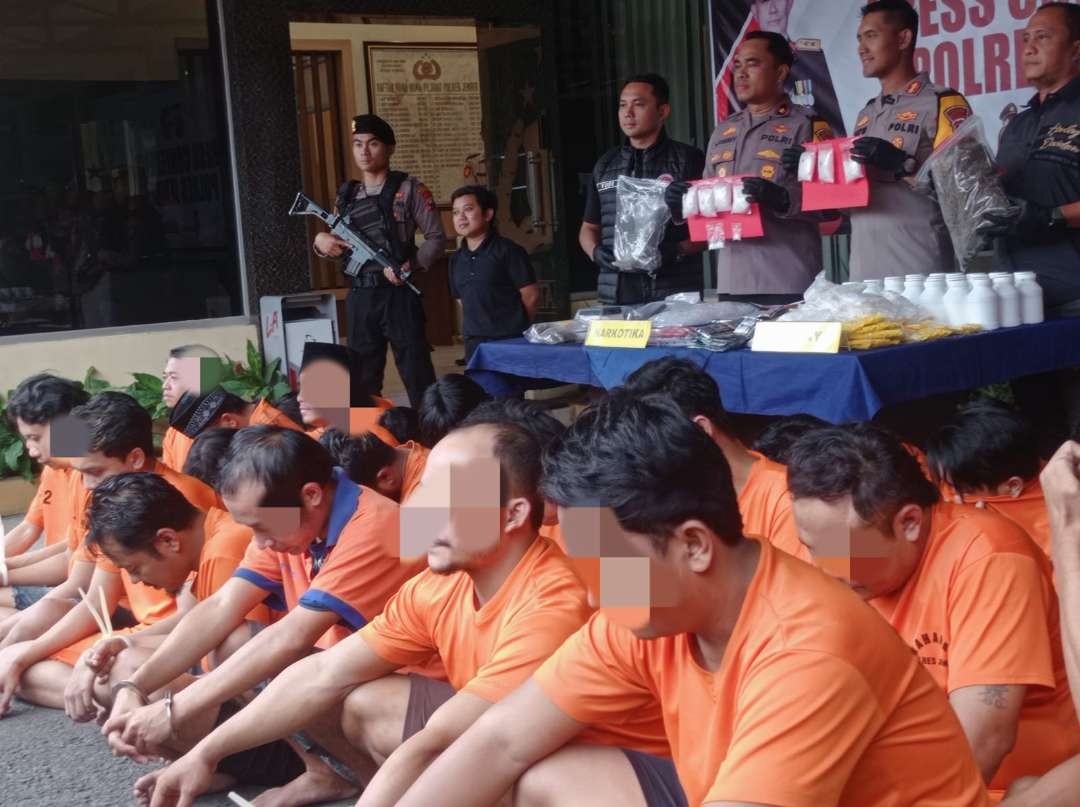 Tersangka penyalahgunaan sabu, ganja, dan okerbaya yang ditangkap Satresnarkoba Polres Jember (Foto: Rusdi/Ngopibareng.id)