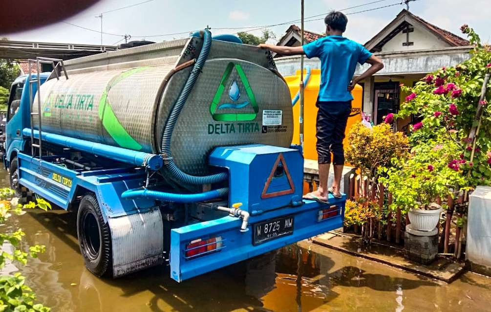Air bersih dari Perumda Delta Tirta Sidoarjo untuk warga terdampak banjir (foto : Aini/Ngopibareng.id)