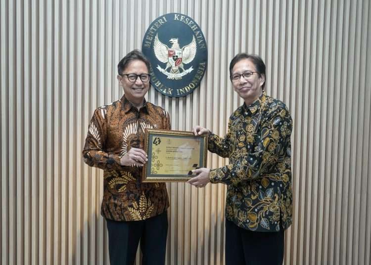 Menteri Kesehatan Budi Gunadi Sadikin menerima penghargaan Angka Nitisastro dari Institut Negeri Sepuluh Nopember (ITS) Surabaya di Kantor Kementerian Kesehatan, Senin 4 Maret 2024.(Foto: dok. Kemenkes)
