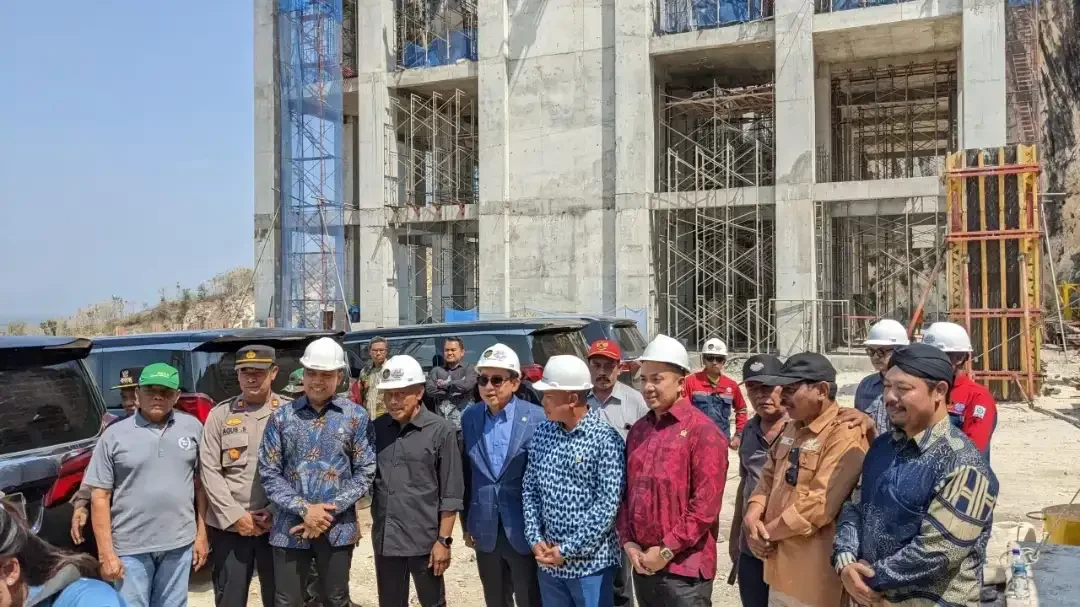 Bupati Ponorogo Sugiri Sancoko bersama rombongan dari Jakarta mengecek pembangunan Museum Reog dan Museum Ponorogo di perbukitan kapur di Kecamatan Sampung, Ponorogo. (Foto: dok ponorogokab)