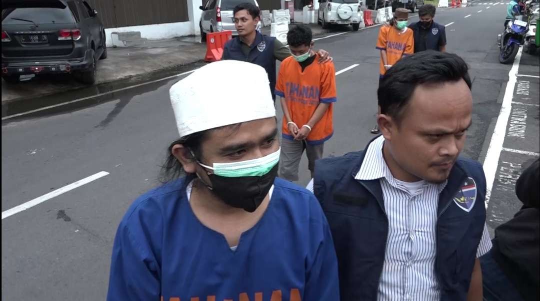Tersangka kasus ITE video viral aliran sesat, Gus Samsudin dan dua tersangka baru saat dibawa penyidik di Mapolda Jatim, Surabaya, Selasa 5 Maret 2024. (Foto: Tangkapan Layar)