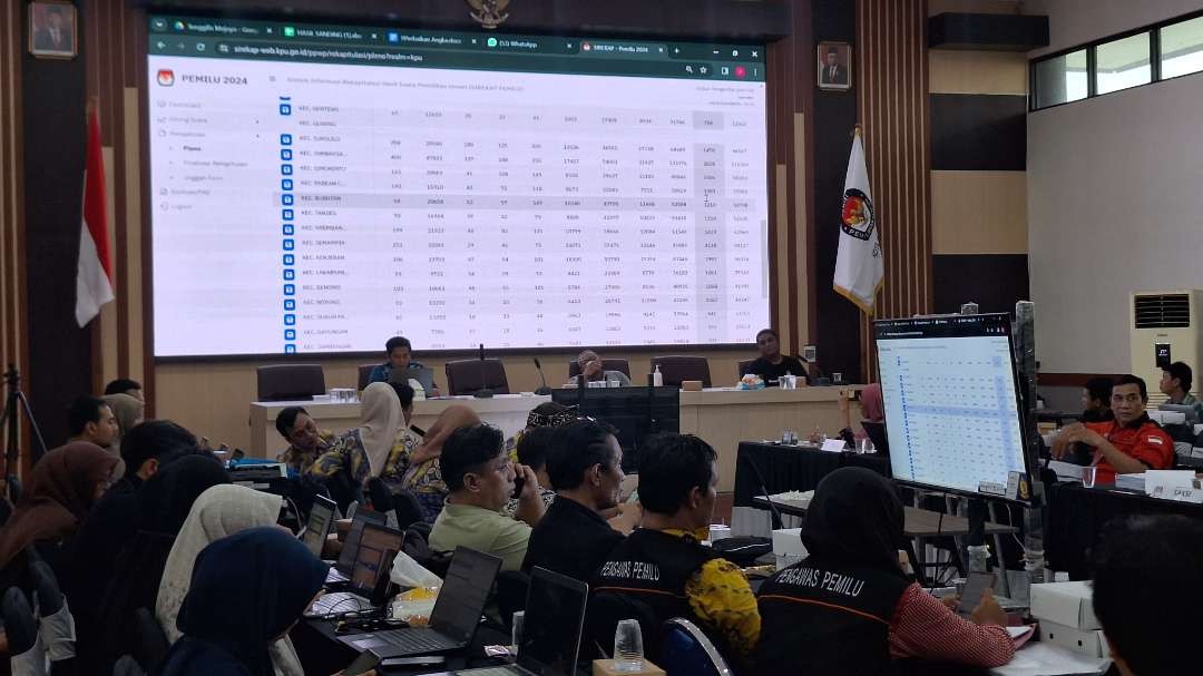 Proses rekapitulasi suara tingkat kota untuk Kecamatan Pabean Cantikan, pada Selasa 5 Maret 2024 di Gedung KPU Kota Surabaya. (Foto: Julianus Palermo/Ngopibareng.id)