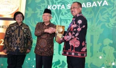 Wapres KH Ma'ruf Amiin menyerarhkan Adipura Kencana ke lima kabupaten kota yang dinilai berhasil menjaga kebersihan lingkungan, salah satunya diberikan kepada Kota Surabaya ( Foto: Setwapres)