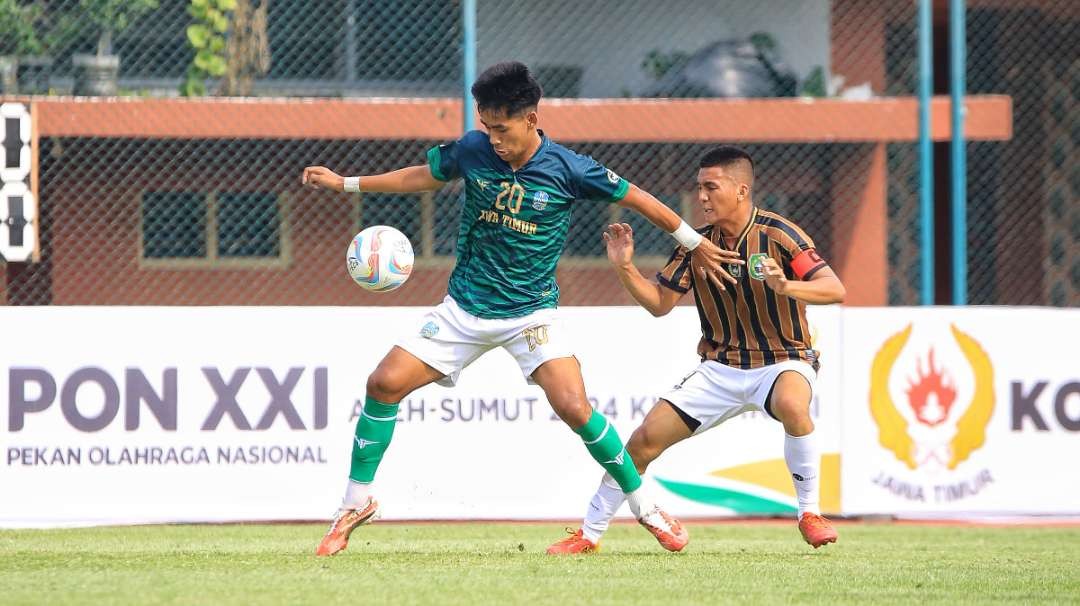 Pemain Jatim, Wigi Pratama (hijau) mengontrol bola saat melawan Malut pada BK PON di Lapangan Thor, Surabaya, Selasa 5 Maret 2024. (Foto: PSSI Jatim)