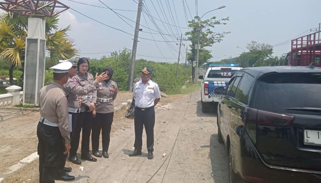 Tim Ditlantas Polres Tuban meninjau black spot jalur Pantura Tuban, Jawa Timur. (Foto: Khoirul Huda/Ngopibareng.id)