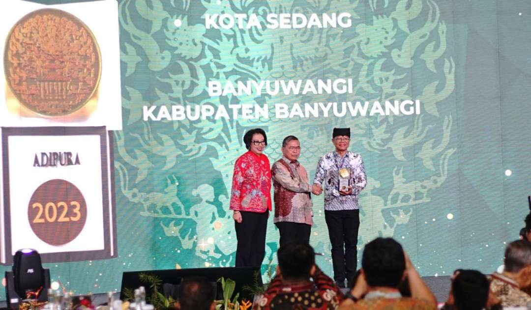 Wakil Menteri LHK Alue Dohong menyerahkan Piala Adipura ke Asisten Perekonomian dan Pembangunan Banyuwangi, Dwi Yanto (foto:  Humas Pemkab Banyuwangi)