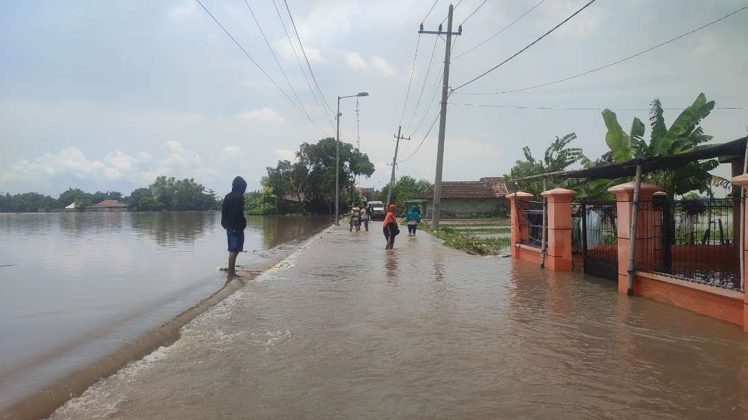 Banjir di Desa Kedung Malang, Kecamatan Mojosari, Mojokerto.(Foto Deni Lukmantara/Ngopibareng)
