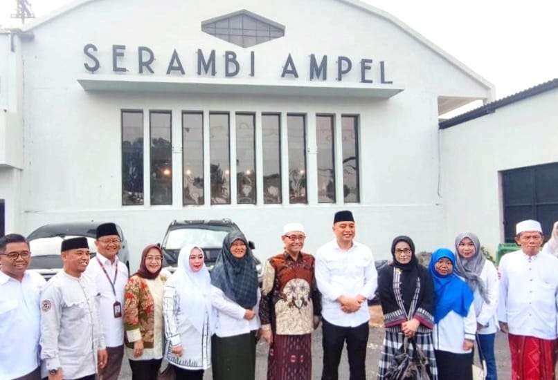 Walikota Surabaya Eri Cahyadi bersama jajaran kepala perangkat daerah dan anggota DPRD Kota Surabaya, seusai meresmikan Serambi Ampel. (Foto: Humas Pemkot Surabaya)