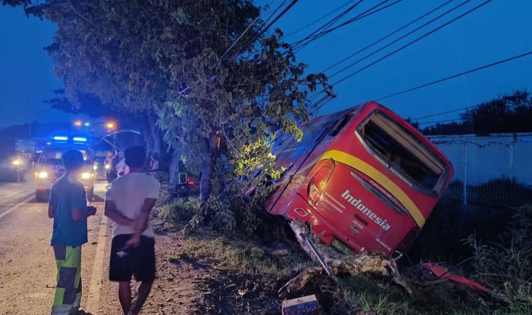 Kondisi bus yang terlibat kecelakaan beruntun di jalur Pantura Tuban sebelum dievakuasi. (Foto: Dokumentasi Polres Tuban)