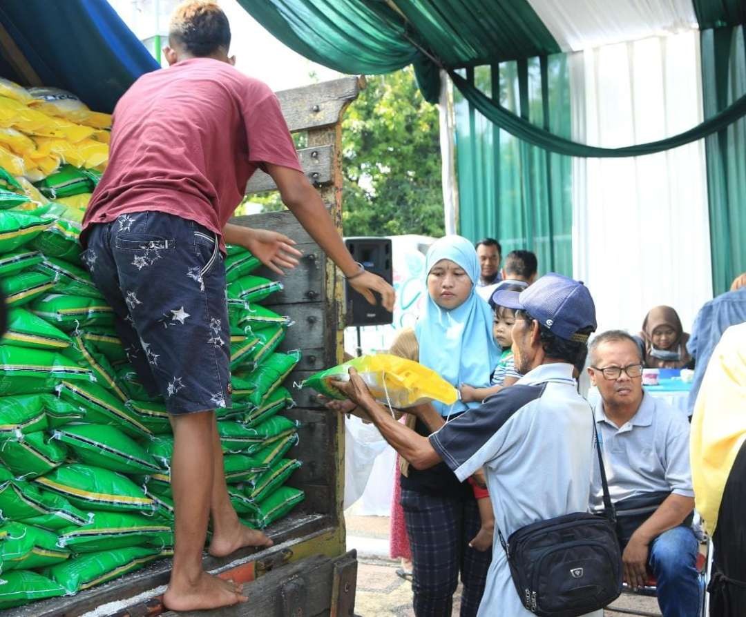 Warga antre membeli beras murah, Rp51.000 per kemasan lima kilogram. (Foto: Ikhsan Mahmudi/Ngopibareng.id)