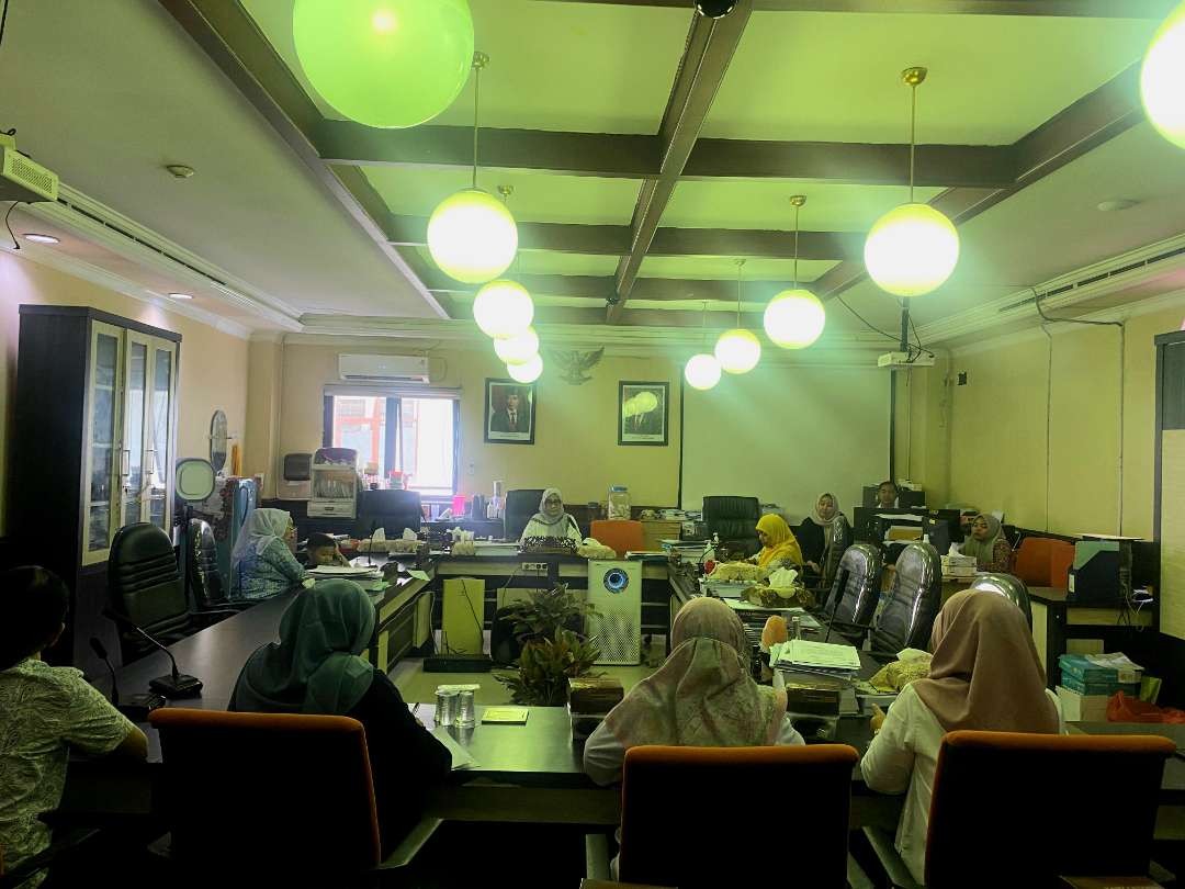 Suasana rapat dengar pendapat yang digelar oleh Komisi B DPRD Kota Surabaya, membahas mengenai wacana kenaikan pajak atas reklame, Rabu 6 Maret 2024. (Foto: Julianus Palermo/Ngopibareng.id)