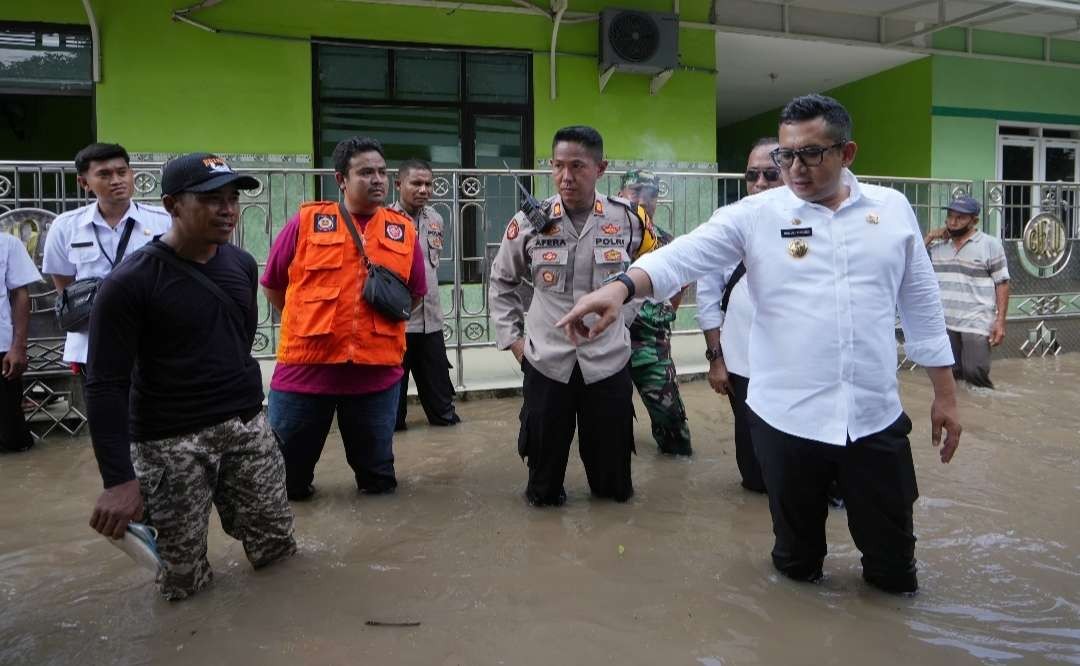 Pj Walikota Mojokerto cek lokasi banjir dan rumah pompa. (Foto: Deni Lukmantara/Ngopibareng.id)