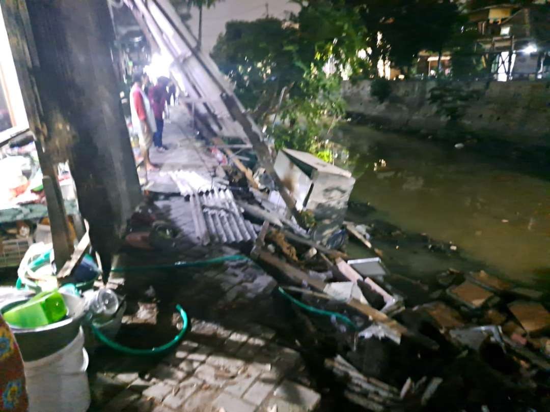 Plengsengan sungai ambrol di Jalan Asembagus Gang Pancasila, Tembok Dukuh, Kecamatan Bubutan, Surabaya, longsor, Rabu 6 Maret 2024. (Foto: Pita Sari/Ngopibareng.id)