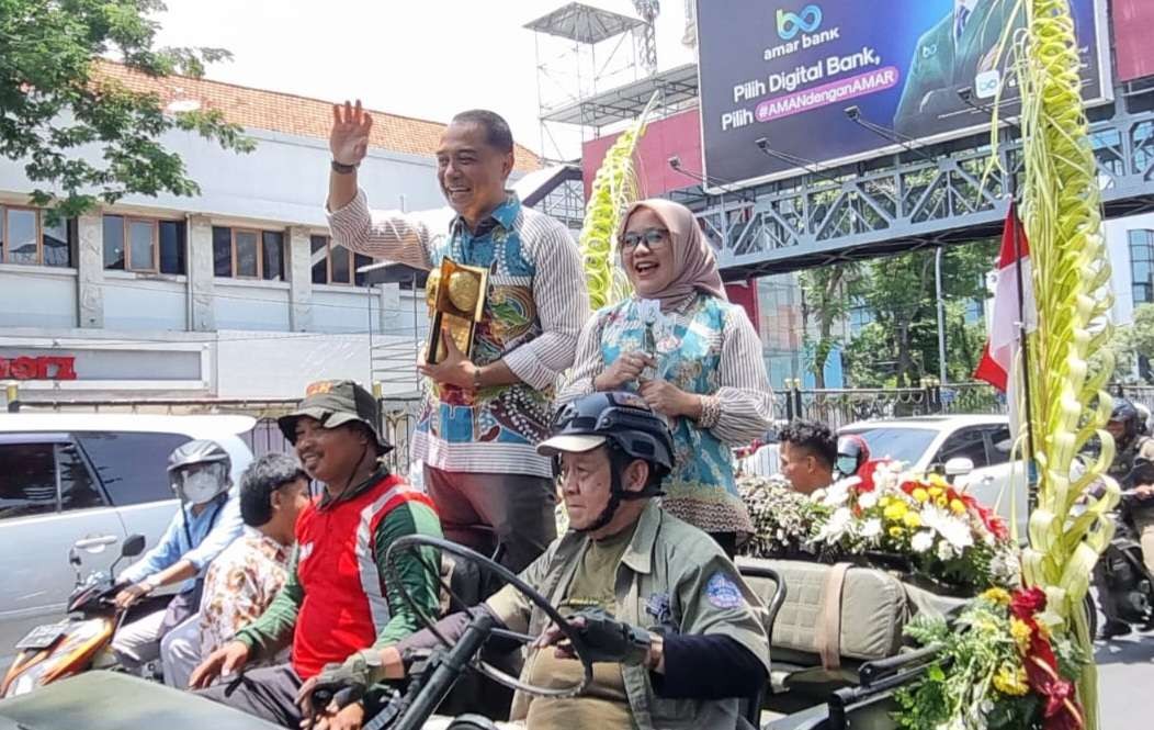 Kirab penghargaan Adipura Kencana 2023 yang dilakukan hari ini oleh Walikota Surabaya, Eri Cahyadi. (Foto: Pita Sari/Ngopibareng.id)