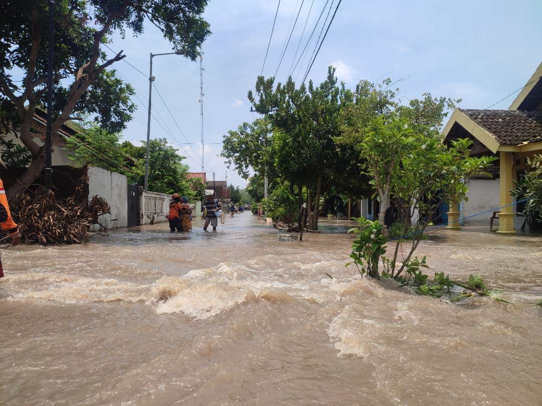 Banjir di Desa Kedung Gempol, Kecamatan Mojosari, Mojokerto.(Foto Deni Lukmantara/Ngopibareng)