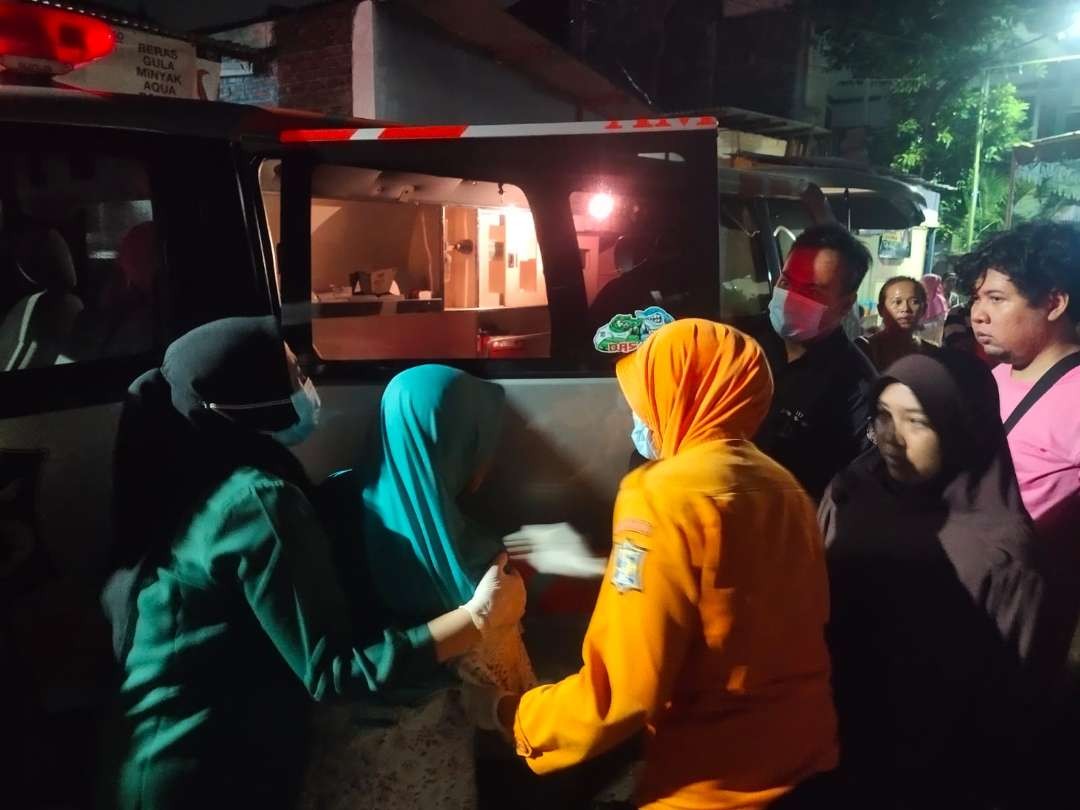 Evakuasi jenazah anak yang meninggal di aliran air Jalan Kedurus. (Foto: Dok BPBD Kota Surabaya)