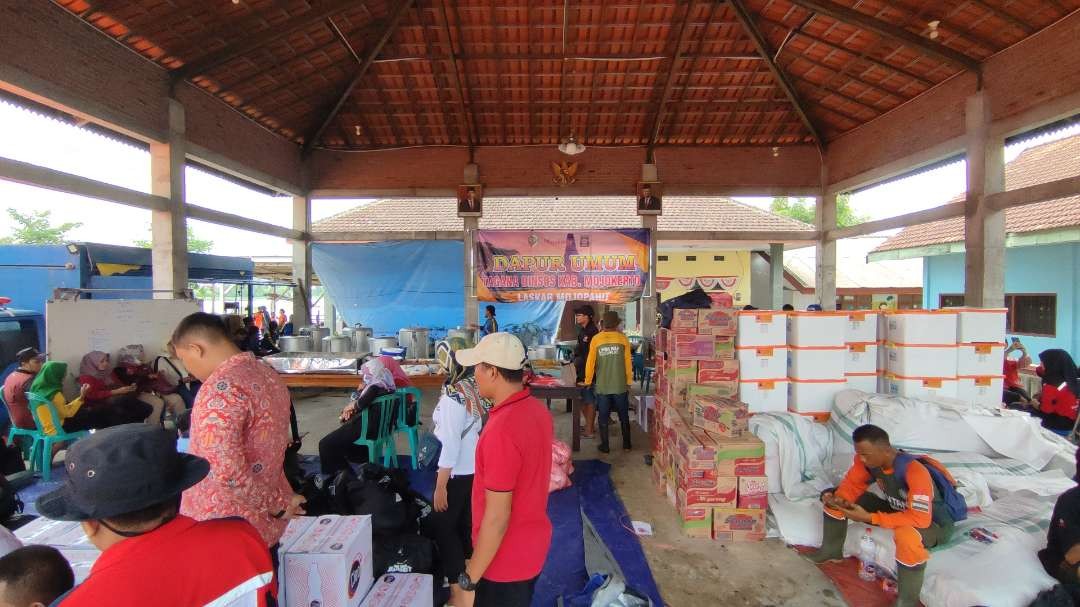 Dapur umum didirikan untuk mencukupi kebutuhan korban banjir.(Foto Deni Lukmantara/Ngopibareng.id)