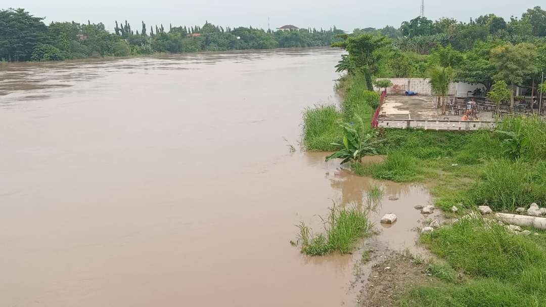 Air di Sungai Bengawan Solo, foto diambil dari jembatan Sosrodilogo, yang membentang antara Kecamatan Kota dengan Kecamatan Trucuk, Bojonegoro pada Kamis sore, 7 Maret 2024. (Foto: Sujatmiko/ngopibareng.id)