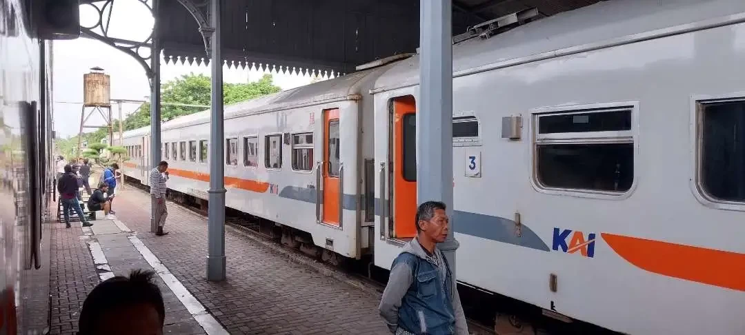 Penumpang Kereta Api Commuter Line di Stasiun Bangil dan Kereta Api Jarak Jauh Ranggajati relasi Cirebon-Jember. (Foto: Dyah Ayu Pitaloka/Ngopibareng.id)