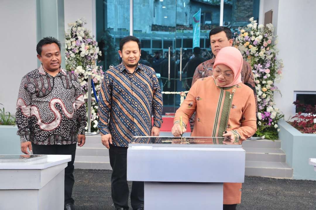 Menaker Ida Fauziyah meresmikan gedung Balai Besar Pelatihan Vokasi dan Produktivitas (BBPVP) Bandung. (Foto: Biro Humas Kemnaker)