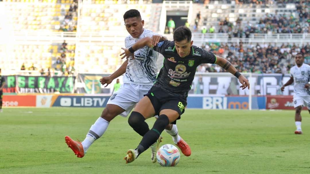 Pemain Persebaya Bruno Moreira mendapat kawalan ketat Pemain Borneo FC Fajar Fathurrahman saat pertemuan di putaran pertama. (Foto: Fariz Yarbo/Ngopibareng.id)