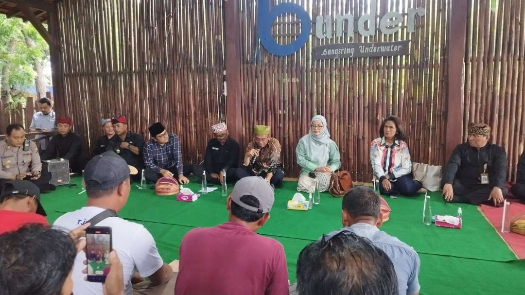 Menko PMK Muhadjir Effendy berdialog dengan Pokdar, Penyuluh Perikanan dan warga. (Foto: Muh Hujaini/Ngopibareng.id)
