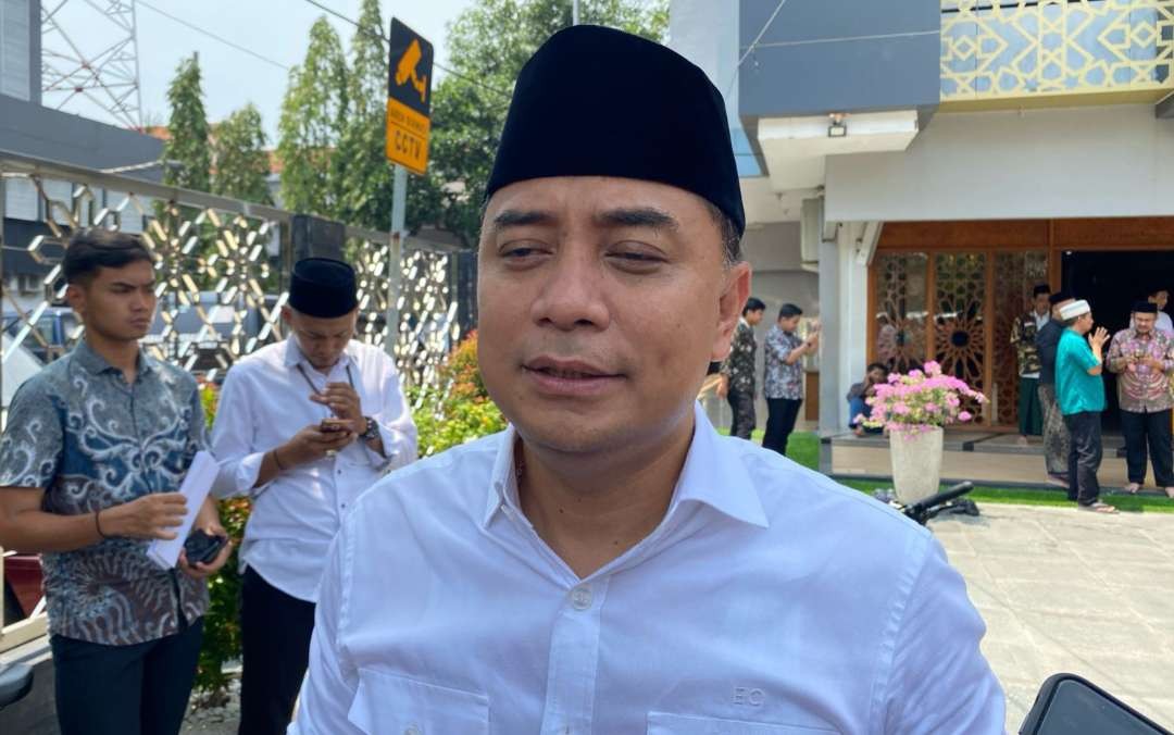 Walikota Surabaya, Eri Cahyadi saat ditanya mengenai antisipasi perang sarung di bulan suci Ramadhan. (Foto: Pita Sari/Ngopibareng.id)