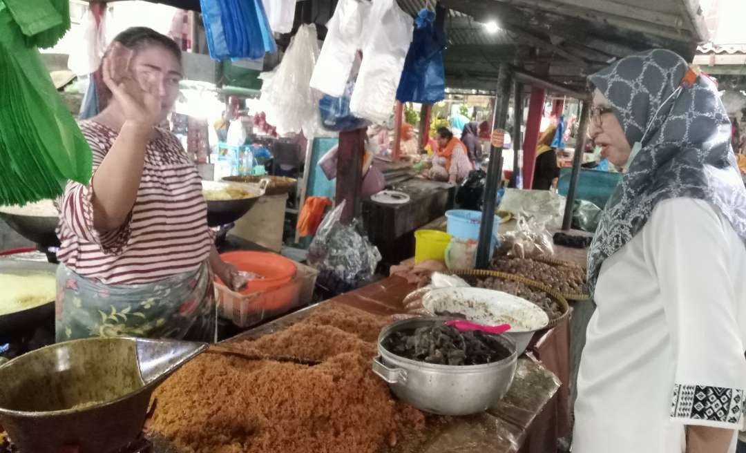 Menjelang puasa Ramadan pembuat serundeng di Pasar Pegirian, Surabaya, Nur Aini panen kebanjiran orderan. (Foto: Asmanu Sudarso/Ngopibareng.id)