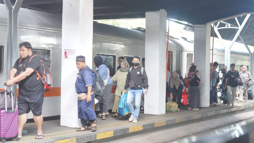 Suasana keberangkatan pelanggan kereta api di Stasiun Surabaya Gubeng. (Foto: Humas KAI Daop 8 Surabaya)