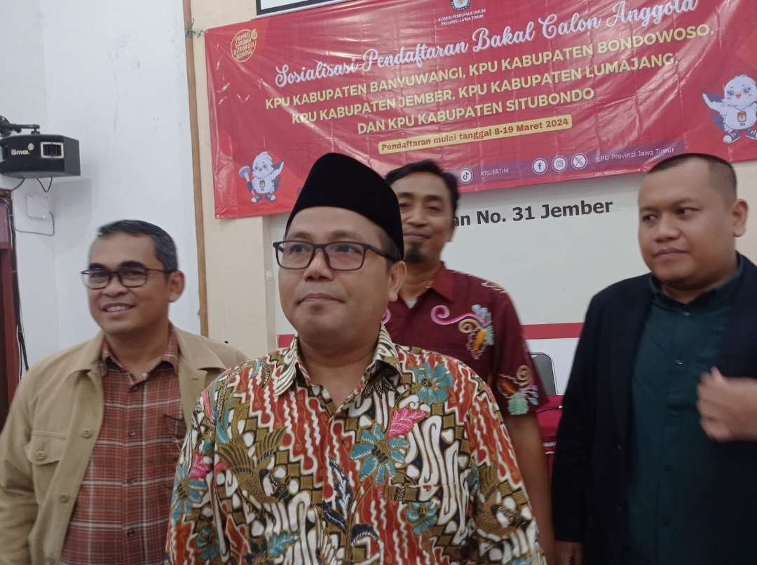 Sekretaris Tim Seleksi KPU Jawa Timur 2, Prof. Dr. HM Noor Harisudin (Tengah) (Foto: Rusdi/Ngopibareng.id)