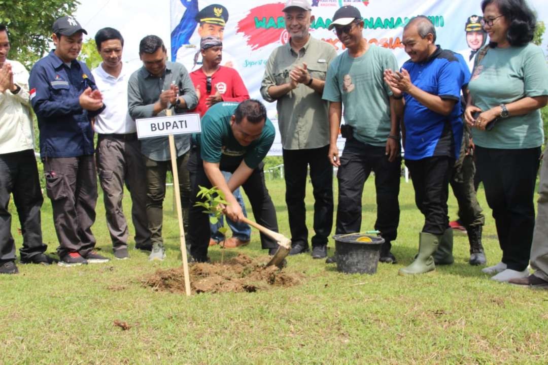 Bupati Blora Arief Rohman menanam pohon bersama PWI Blora. (Foto: Ahmad Sampurno/ngopibareng.id%*