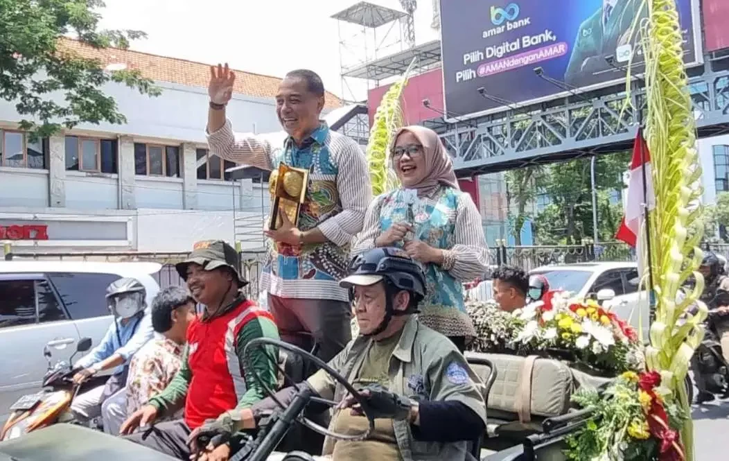 Kirab penghargaan Adipura Kencana 2023 dilakukan oleh Walikota Surabaya, Eri Cahyadi. (Foto: Pita Sari/Ngopibareng.id)