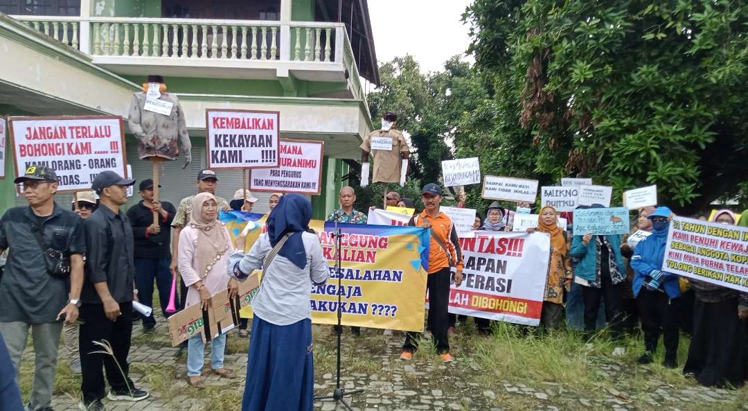 Aksi unjuk rasa anggota koperasi di Kecamatan Kerek, Kabupaten Tuban, Jawa Timur. (Foto: Khoirul Huda/Ngopibareng.id)