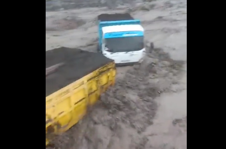 6 truk penambang pasir di wilayah tersebut pun terjebak aliran lahar dingin Gunung Semeru, di DAS Regoyo Desa Jugosari, Kecamatan Candipuro, Lumajang. (Foto: Twitter X @infosemeru)