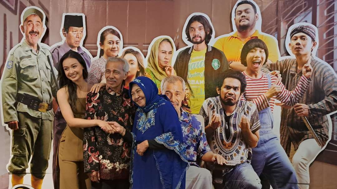 Pemain film Kartolo Numpak Terang Bulan, Cak Kartolo, Ning Tini, dan Alda Yunlavida nonton bareng pemutaran perdana di bioskop Royal Plaza Surabaya. (Foto: Pita Sari/Ngopibareng.id)