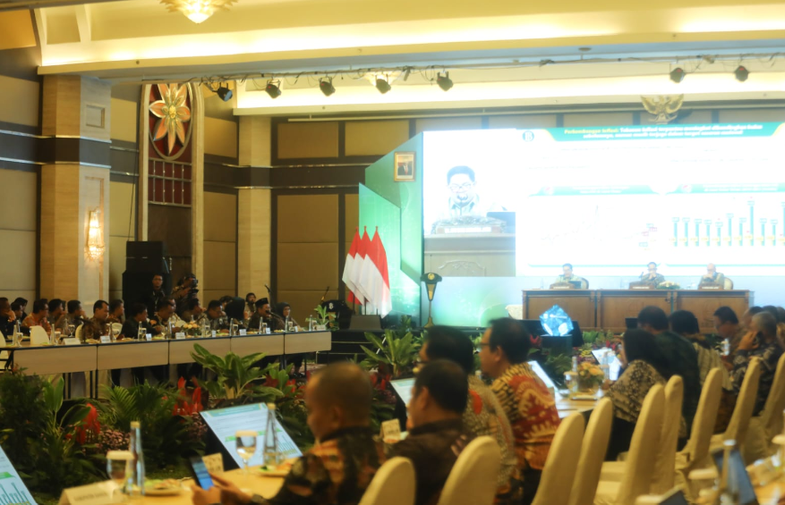 Pemkab Lumajang mengikuti High Level Meeting (HLM) Tim Pengendalian Inflasi Daerah (TPID) se-Jawa Timur, Jumat 8 Maret 2024. (Foto: Kominfo Lumajang)
