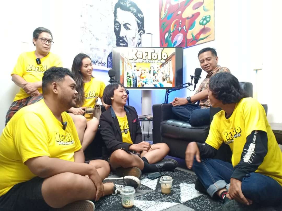 Produser sekaligus sutradara film Kartolo Numpak Terang Bulan, M. Ainun Ridho bersama empat orang pemainnya saat podcast di Ngopibareng.id  (Foto: Agus Azhari/Ngopibareng.id)