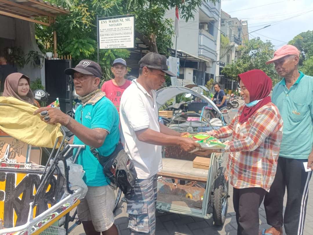 Notaris Surabaya melakukan aksi sosial membagi beras mengurangi beban warga kurang mampu jelang bulan suci Ramadan. (Foto: Istimewa)