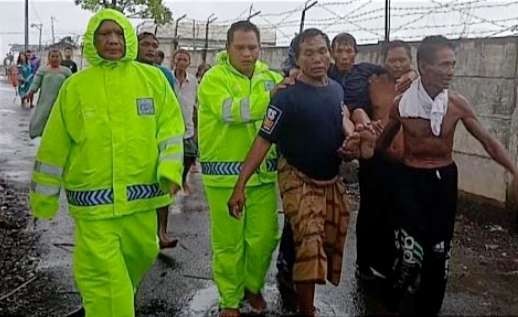 Anggota Satpolairud Polres Sirubondo bersama warga menyelamatkan tiga nelayan yang perahunya terbalik dihantam ombak perairan Kalbut Situbondo. (Foto: Satpolairud Polres Situbondo)