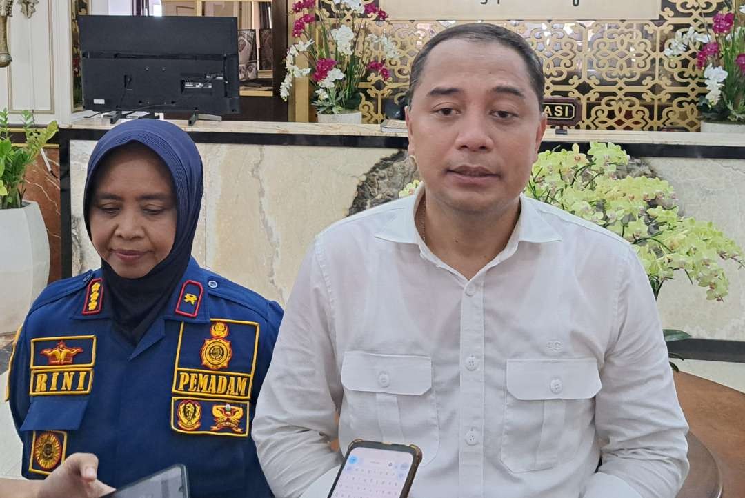Walikota Surabaya, Eri Cahyadi saat menjelaskan mengenai program satu keluarga miskin satu sarjana yang akan segera dilakukan. (Foto: Pita Sari/Ngopibareng.id)