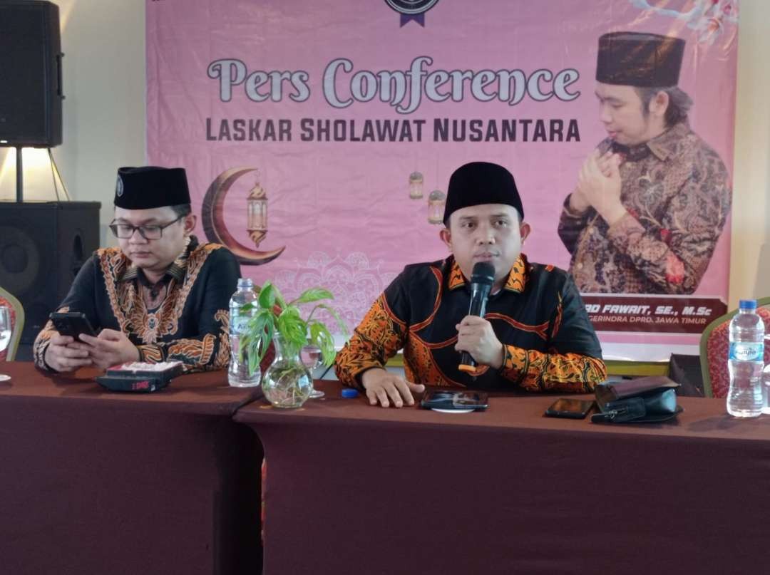 Pengurus Laskar Sholawat Nusantara (LSN), Abdullah Wait saat memaparkan keinginannya agar Gus Fawait maju sebagai calon Bupati Jember, Jawa Timur. (Foto: Rusdi/Ngopibareng.id)